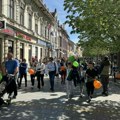 Tradicionalna šarena povorka: Povodom Svetakog dana osoba sa autizmom šetnja u glavnoj ulici Zrenjanina (foto)