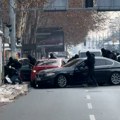 (Video) Ekskluzivan snimak pucnjave u centru Beograda: Bežao suprotnom trakom Bulevara kralja Aleksandra, policija ga…