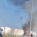 (Video) Požar u blizini beogradskog aerodroma: Vatra guta auto, nadvio se crni dim, vatrogasci na licu mesta