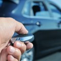 Ispraznila vam se baterija daljinskog upravljača? Evo kako da otključate automobil u par poteza