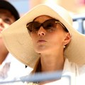 Leto, a ona u štrikanom džemperu: Jelena Đoković ponovo podigla prašinu zbog oblačenja, ovakva je došla da podrži Novaka…