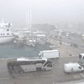 Snimak superćelijske oluje sa broda, talasi i kiša nemilosrdno udaraju: "Ne vidim ništa..."