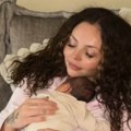 "Биће инвалиди, живеће две године": Позната певачица родила ћерке, па сазнала страшну дијагнозу