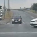 Opasna scena u Beogradu! Reno snimljen kako vozi u kontrasmeru na Pupinovom mostu, zabrinuti građani upozorili vozače (video)
