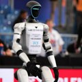 Robot juri divlje svinje kroz Varšavu: Neobičan prizor postao hit na internetu (video)