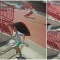 Tornado se sručio na Novi Sad: Kratkotrajni kovitlac uništio skakalište na stadionu "Karađorđe". Kamere sve snimile, vetar…