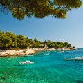 Ženi pozlilo na plaži Drama u Hvaru: Srušila se na zemlju i poplavela, helikopterom hitno prevezena u bolnicu