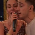(Video) "Kuma nije dugme" Sloboda Mićalović u svilenoj haljini na tufne, zapevala na slavlju - Nataša Ninković podelila snimak…