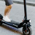 Električni trotineti opasni u saobraćaju: Kako zaštititi i vozače i pešake na ulicama