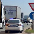 (Foto, video) Potpuni kolaps na auto-putu ka Beogradu: Kolona dugačka više od 5 kilometara, vozila mile zbog velikog lančanog…