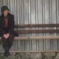 Ovaj čovek već 24 godine svakog dana dolazi na istu autobusku stanicu i čeka: Njegova priča slama srce