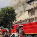 Centar Rume prekrio gust, crni dim! Jednu osobu odvezla Hitna, veliki broj policajaca i vatrogasaca gasi veliki požar!
