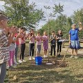 Zanimljivost u mužljanskoj školi – „Aleja pesnika” bogatija za još jedno drvo Mužlja - Osnovna škola "Servo Mihalj"