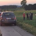 Auto sleteo u livadu, pa završio na krovu: Saobraćajna nesreća kod Čačka: Dve osobe povređene, odmah prevezene u bolnicu