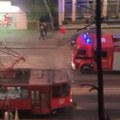 Gori kuća U vojvode Stepe, veliki plamen guta objekat! Nekoliko vatrogasnih kamiona na licu mesta! (video)