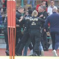 Haos na treningu Srbije - navijači uleteli na teren: Policija reagovala, a onda je usledio šmekerski potez Vlahovića! Video