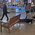 Teroristički napad u Izraelu: Muškarac izbo dva mladića u tržnom centru, jedan umro, objavljeni dramatični snimci (video)