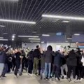 Navijači dočekali košarkaše Partizana na aerodromu (VIDEO)