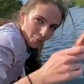 Au bre, pa da li je ova devojka normalna? Mamila ribu hranom zbog selfija, čudovište joj umalo otkinulo ruku! (video)