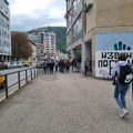 Đaci u pojedinim školama u klupama i tokom jula