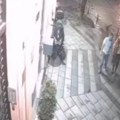 Muškarac uznemirava stariju ženu nasred ulice: Jeziv snimak kruži mrežama, policija traga za napasnikom
