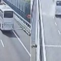 Autobus pun dece zakucao se u kamion, nije ni kočio: Kamere na autoputu snimile sudar, ima mrtvih