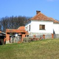 Miroljub se posle pola veka iz Beograda vratio u rodno selo: Čuva ovce, koze i kokoške! Ljudi masovno dolaze baš u ovo selo…
