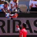 GOAT razmena Đokovića i navijača: Novak dotrčao do tribina, pa dobio neprocenjiv poklon VIDEO