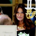 Karla Bruni hipnotisala sve u crnoj haljini sa prozirnim rukavima: Bivša prva dama Francuske blistala u Jelisejskoj palati
