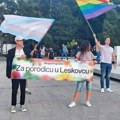 Tamjanom protiv duginih boja: Vernici u Leskovcu “branili veru” – LGBT aktivisti svoja prava