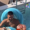 Kupanje na vrhu zgrade s pogledom na Beograd: Ljuba Perućica u društvu poznate pevačice uživa za sve pare, a tek da idite šta…