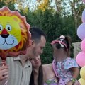 Aleksa Balašević slavi ćerki 3.: Rođendan Njegova supruga ponosno drži malu Veru, a tek da vidite tortu i dvorište: Sve je kao…