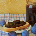 Bračni par penzionera se otrovao džemom! "Supruga su odveli usred noći, ja sam pojela dve kriške hleba sa pekmezom“