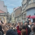 Skadarlijom odjekuje Beogradjanka: Devojka sa ružom stoji nepomična, ljudi u suzama