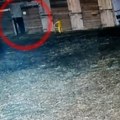 Sipao konjima kiselinu u usta! Monstruma snimila sigurnosna kamera, nije mu prvi put (video)