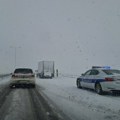 (Foto) Lančani sudar na auto-putu ka Beogradu! Zakucali se kamion i automobili: Snežna mećava paralisala saobraćaj