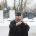 Glumac iz "Otvorenih vrata" koji se zamonašio na sahrani brata Bode Ninkovića drži opelo: Otac Ilarion u svešteničkoj odori se…