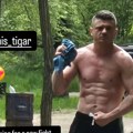 (Фото) Дечко Јоване Јеремић се скинуо усред шуме Стегао исклесане мишиће, не дише: Водитељка пуца од поноса