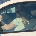 Viki bez šminke i sređene frizure, poljubila tašketa čim ga je videla Pevačica čekala muža i Nermina na aerodromu, nije…