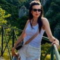 Voditeljka se razvela od biznismena, sada pozira u bezobrazno kratkom šortsu: Izvajane noge mame poglede