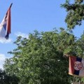 Dok dotrajale zastave vise na mnogim institucijama, Radovanu policija odnela njegovu
