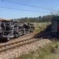 Voz sa 120 putnika udario u dostavni kamion i ispao iz šina! Teška nesreća u Poljskoj, povređeno najmanje 20 ljudi, vagoni se…