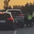 Filmska otmica usred bela dana na auto-putu! Krvavog i polugolog ga vukli po asfaltu, lažni policajci sa oružjem napravili…