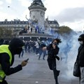 Suzavcem i pendrecima na demonstrante, hapšenja i pretresi, šok-bombe ponovo dozvoljene : Učenici, članovi sindikata i „Žutih…