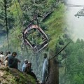 Uplašeni putnici se jedva drže, kabina žičare visi iznad provalije duboke 400m: Objavljen novi snimak drame u Pakstanu, tek…