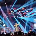 Prijovićka započela drugi koncert u Nišu! Nikad izazovnije izdanje pevačice bacilo publiku u trans: Dekolte do pupka (foto)