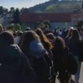 Opozicija pokazala snimak protesta učenika Medicinske škole: Direktorka umesto da stane uz decu, ona ih vređa