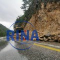 Ogromno kamenje se survalo na put, pukom srećom izbegnuta tragedija: Odron u kanjonu Morače, vozači sami čistili svoju…