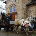 Znate li šta je "jurenje" Božića? U Banatskom Karađorđevu godinama, na konjima u galopu, tradiciju čuvaju mladi muškarci…