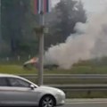 Vatra guta automobil kod geneksa! Strašne scene na autoputu na Novom Beogradu! (video)